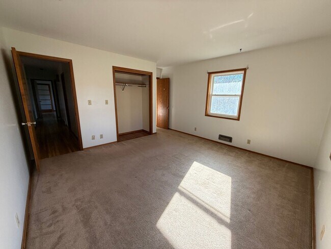 Building Photo - 3 Bed 2 Bath