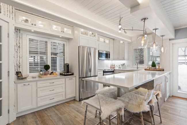 Building Photo - 825 E Hopkins Ave