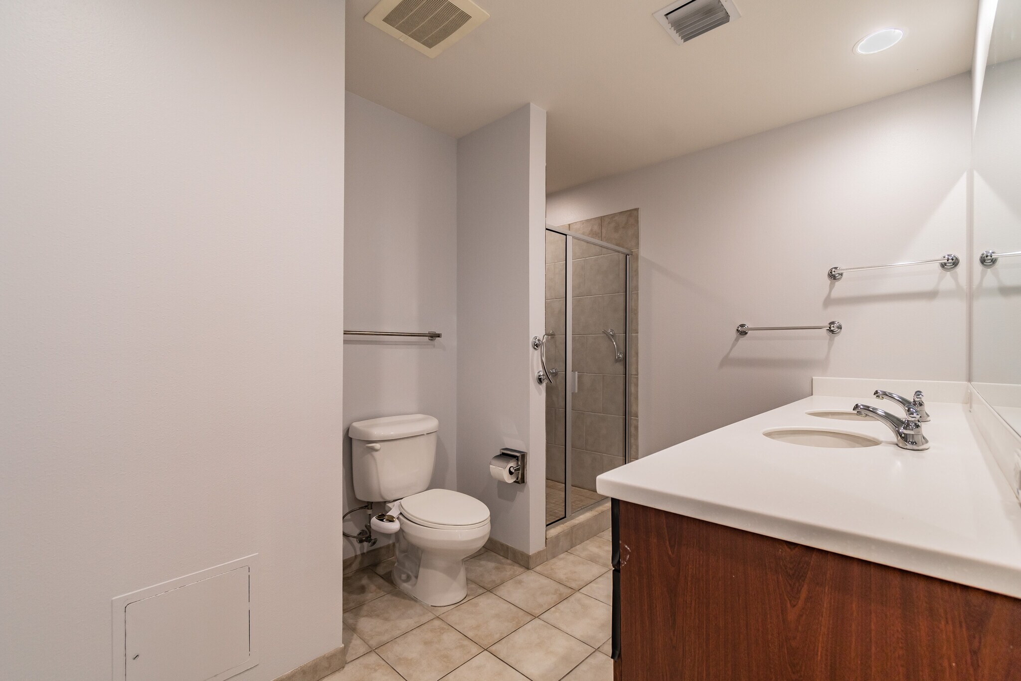 Bathroom - 1120 E Kennedy Blvd