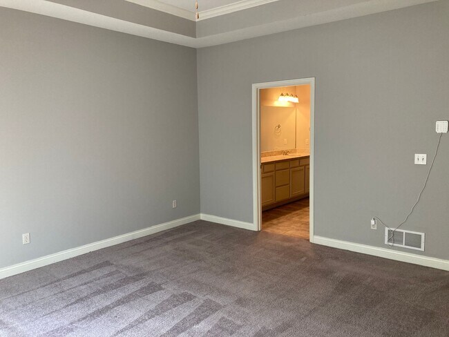 Building Photo - Bright 3BR Townhome with Bonus Room - Available NOW!