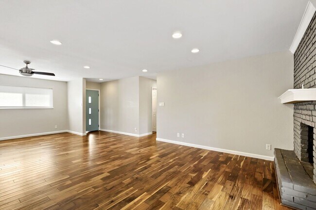 Building Photo - 5716 Wellington Dr