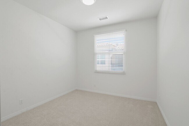 Building Photo - Desirable Eastwood Village Home