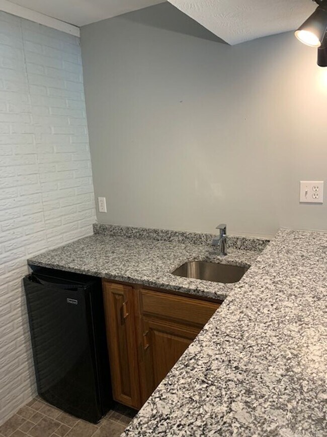 Building Photo - Spacious 3 bedroom 3.5 Baths 2 Home Office...