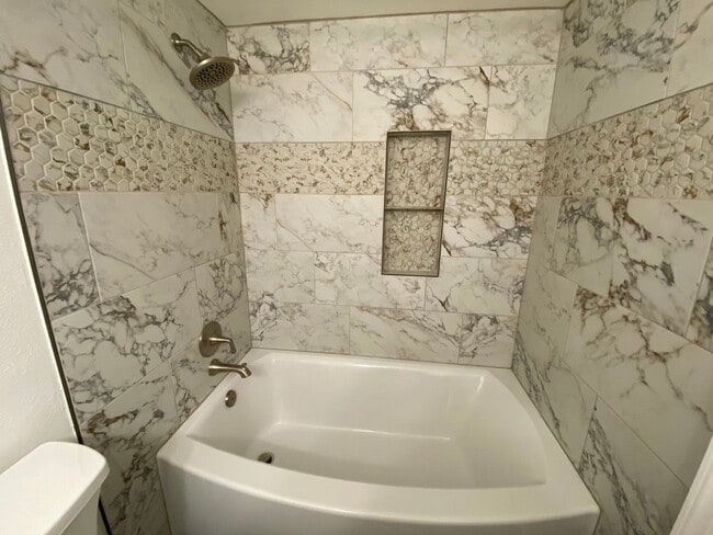 Building Photo - Newly Renovated 2BR Condo in Boulder