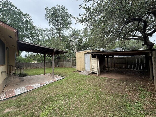 Building Photo - 305 Kimberly Dr