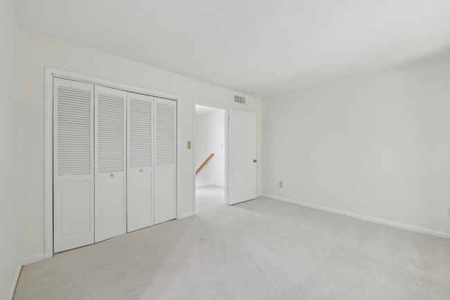 Building Photo - Updated 2BR/2.5BA Townhome in Gated West B...