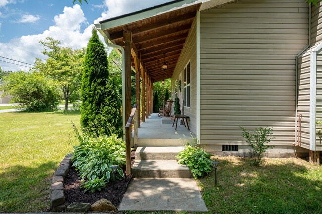 Building Photo - Mountain Lux Home - Centrally Located in Brevard! Furnished Mid- Term Rental Available from Novem...