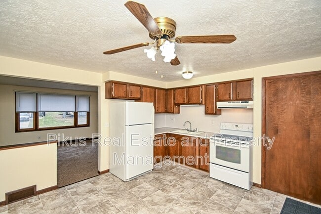 Building Photo - 1618 Clearbrook Rd NW