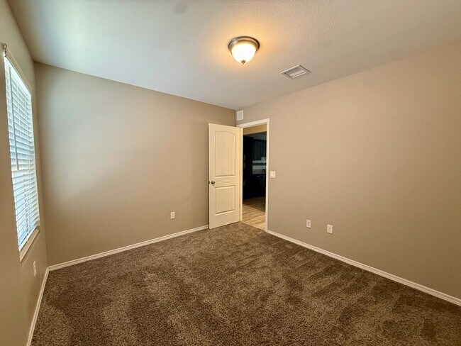 Building Photo - 4 Bedroom Home Close to Zaragoza and Montana!