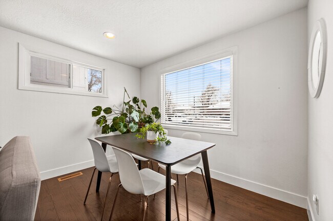 Building Photo - 376 N 8th W