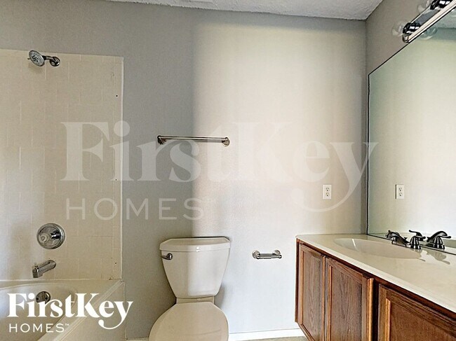 Building Photo - 1600 Shady Shores Dr