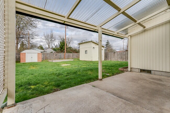 Building Photo - Great 3-Bedroom, 1-Bath Home - Centennial ...