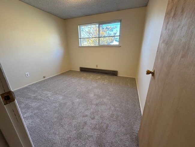 Building Photo - MOVE IN SPECIAL 1/2 OFF FIRST MONTHS RENT WITH A YEAR LEASE / West Side Location