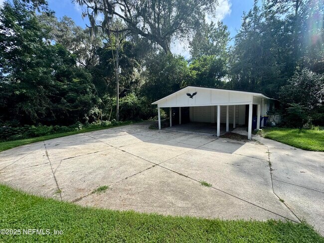 Building Photo - 1692 E Holly Oaks Lake Rd