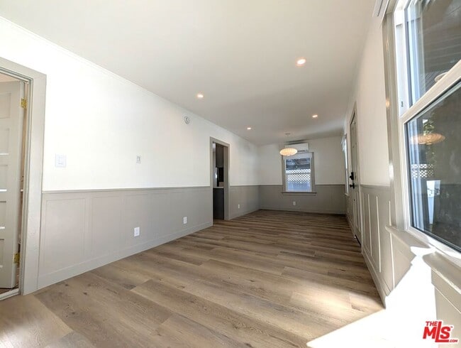 Building Photo - 1015 Granville Ave