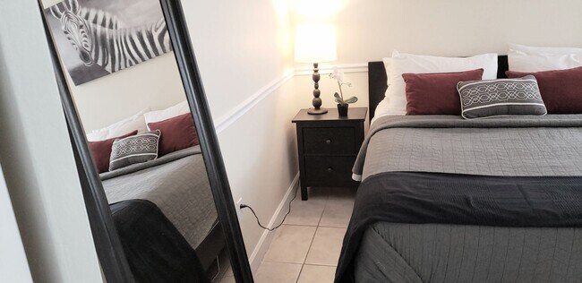 Building Photo - Beautiful  Furnished 1/1 condo x Rent  in Winter Park Next to Full Sail University !