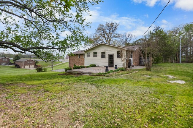 Building Photo - 2560 Memorial Dr