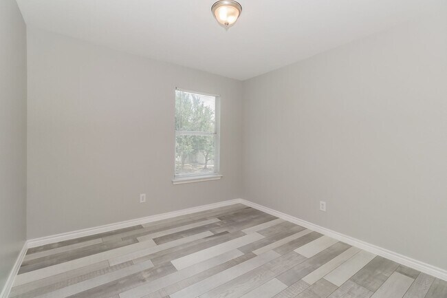 Building Photo - Amazing home ready to move in!