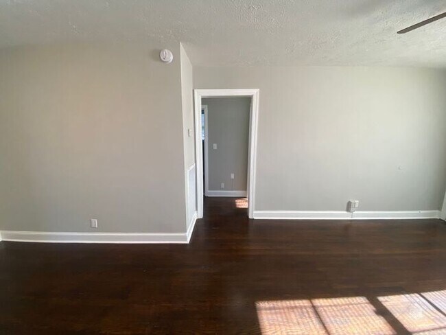 Building Photo - Spacious Renovated Duplex in East Nashville