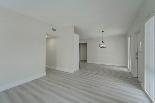 Building Photo - 840 Bradley St