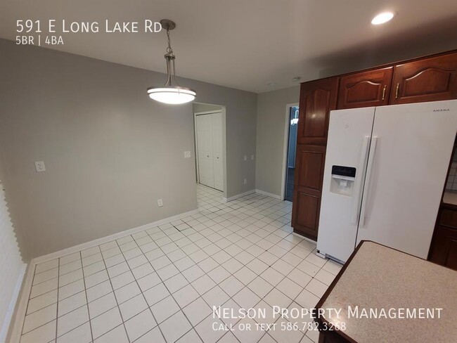 Building Photo - 591 E Long Lake Rd