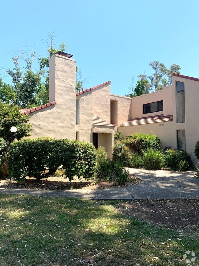 Building Photo - Ojai's Creekside Village Condo!