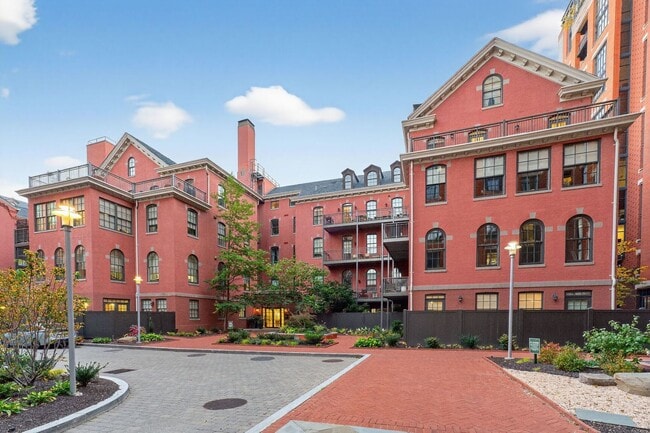 Primary Photo - Available Now! High End 2 Bed 2 Bath in Luxury Building with Pool, Gym, Parking