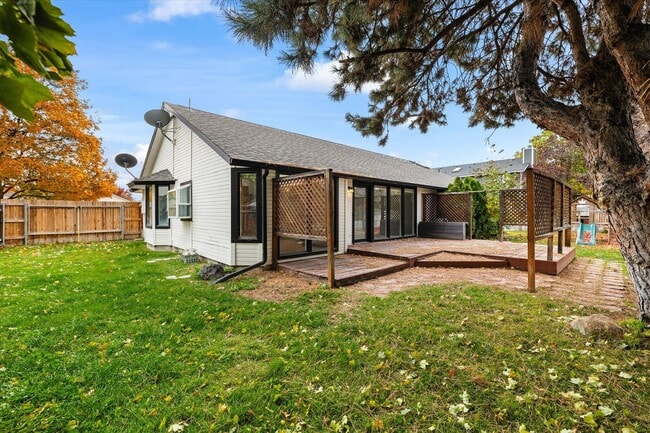 Building Photo - Charming 3-Bed, 3-Bath Home in Quiet Boise...