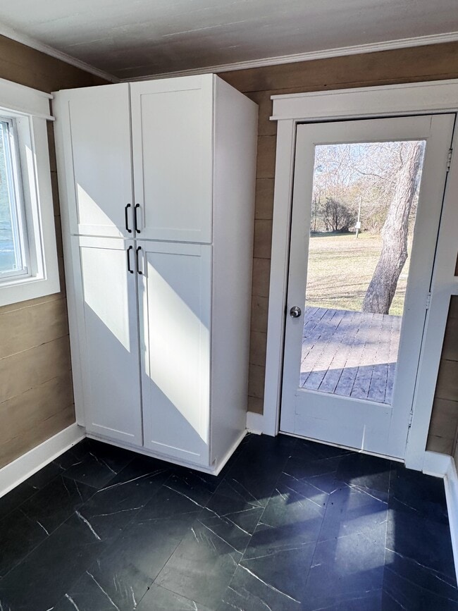 Building Photo - 1880 E Broad St