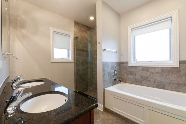 Building Photo - Beautiful Three Bed, Two Bath Townhome in ...