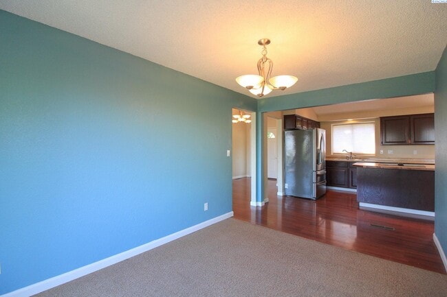 Building Photo - Large 5 Bed/3 Bath Home in Kennewick