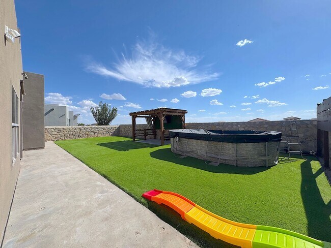 Building Photo - East El Paso 4bed/2bath Refrig A/C with Gorgeous Backyard!