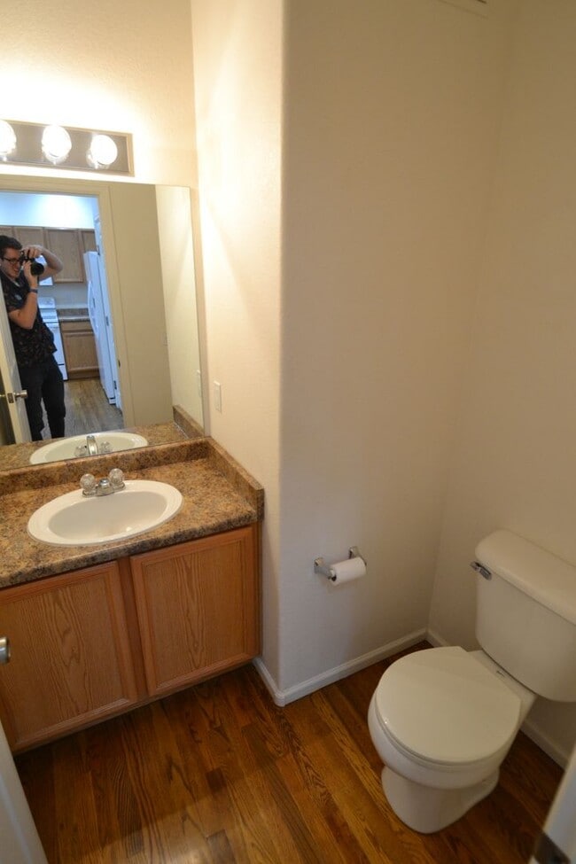 Building Photo - 3 Bed 2.5 Bath Townhome With AC Available ...
