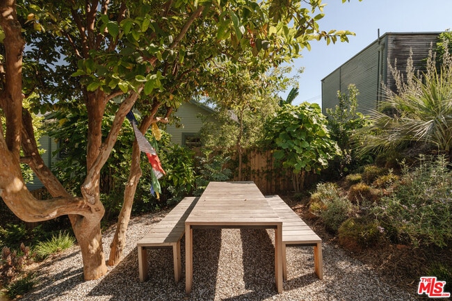 Building Photo - 1097 W Kensington Rd