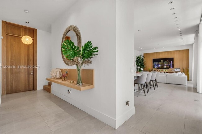 Building Photo - 230 W McIntyre St