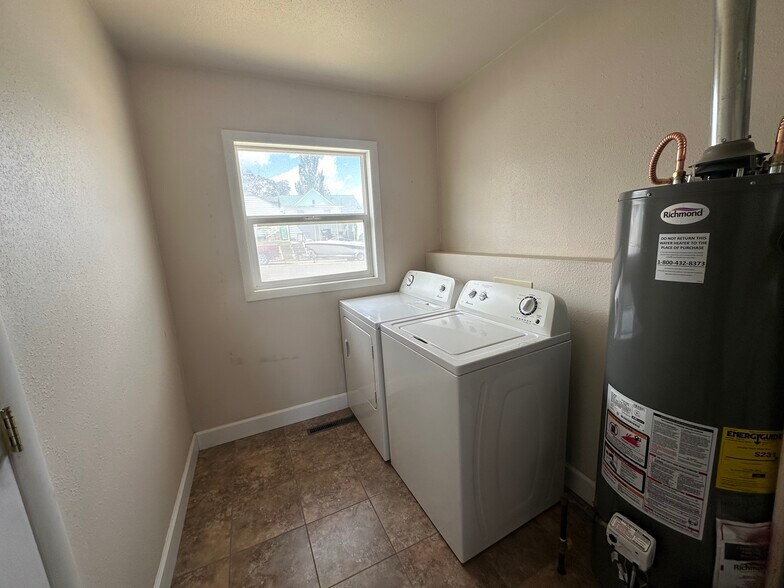 Building Photo - 403 Utah St