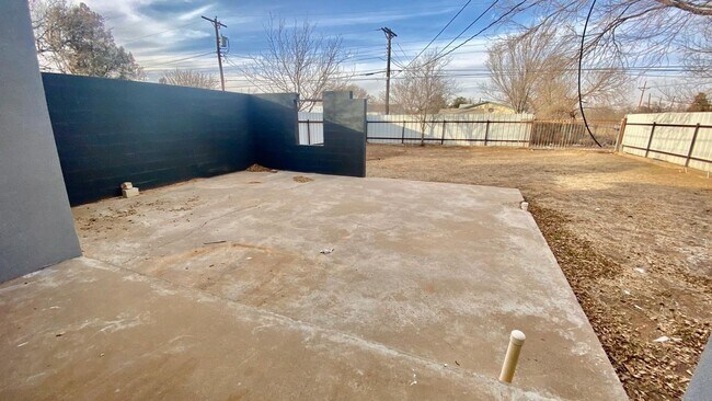 Building Photo - Handyman Special $0 First Month's Rent / “You fix, you SAVE BIG!!” Contact Mayshell for details: ...
