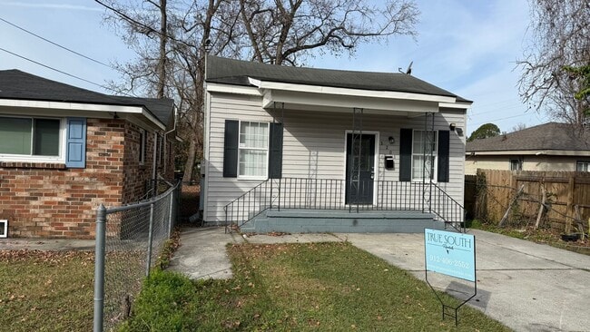 Building Photo - MOVE IN SPECIAL: $650 OFF 1ST MONTH'S RENT!**