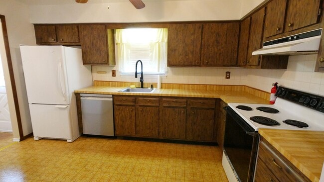 Building Photo - End Unit Townhouse with Full Basement 2BR ...