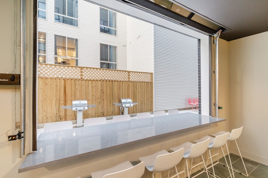 Building Photo - 629 W Girard Ave