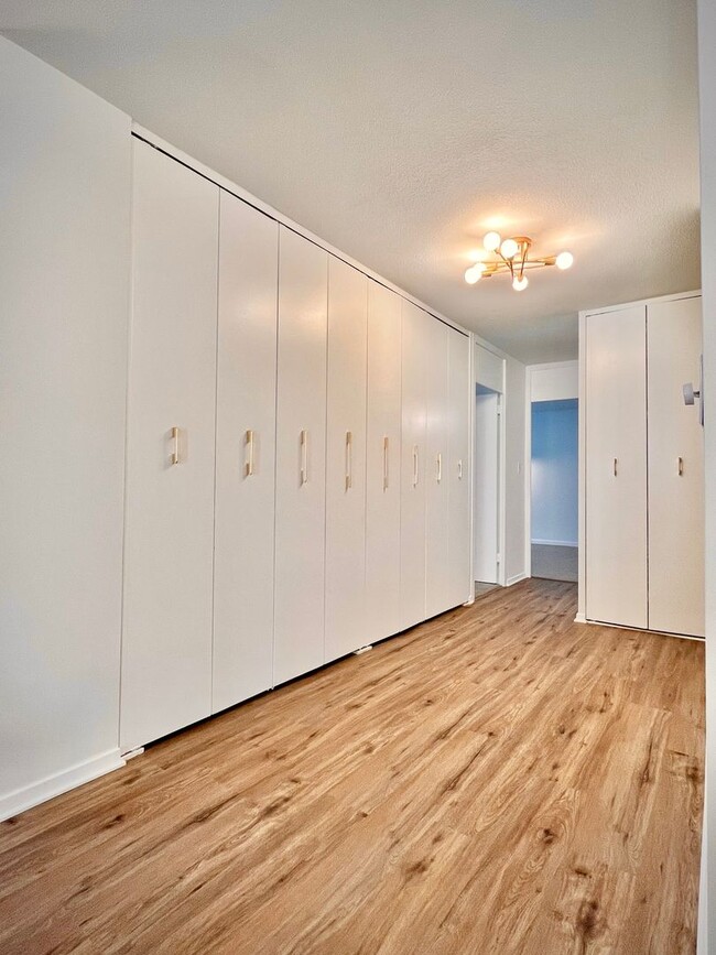 Building Photo - Newly Renovated 2bd/2ba Dwtn Condo!