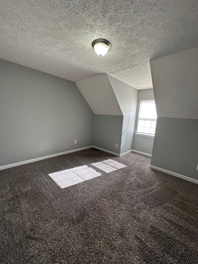 Building Photo - 1058 Bush Ave