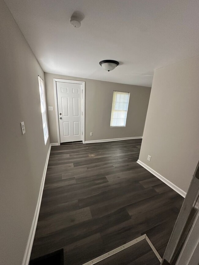 Building Photo - Large One Bedroom in Duplex Lower Unit