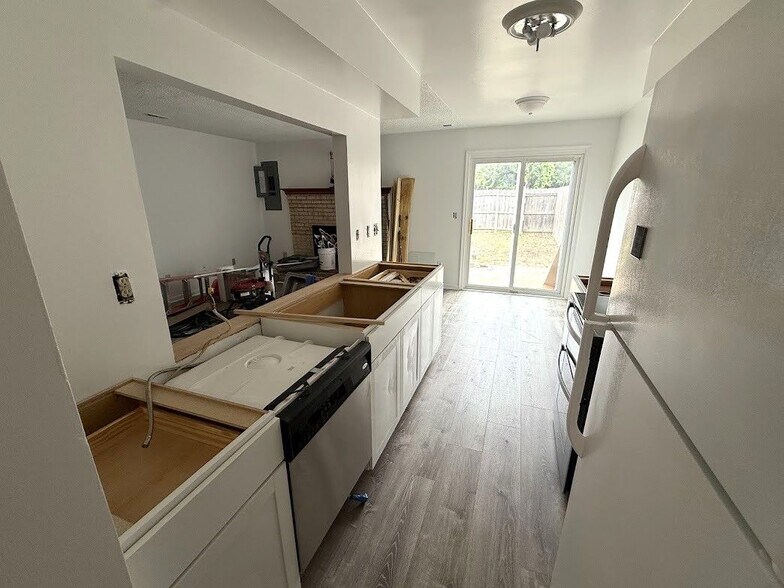 Building Photo - 691 Biltmore Dr