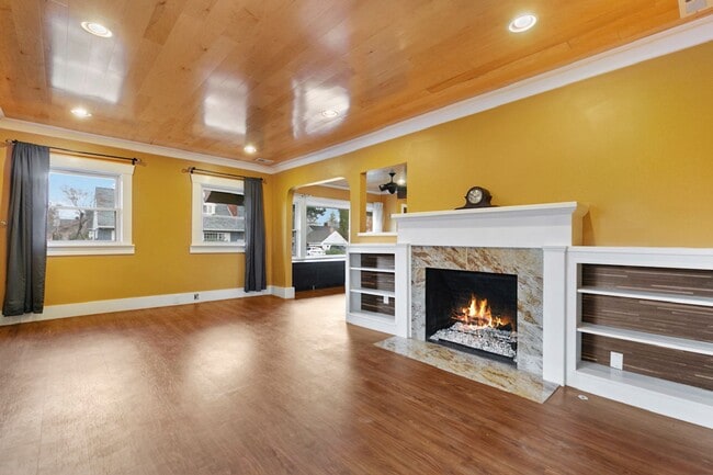 Building Photo - Classic Portland Bungalow