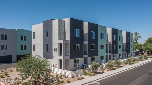 Building Photo - 2601 E Clarendon Ave