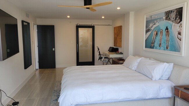 Building Photo - Beautifully renovated 2/2 condo downtown Sarasota with view of Bay!