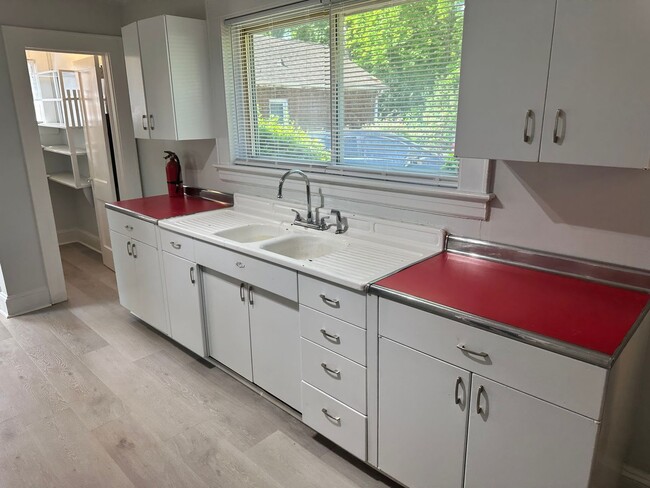 Building Photo - Beautiful Two Bedroom Home in Wesley Heigh...