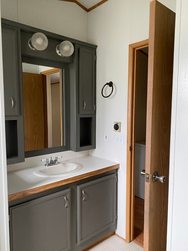 Building Photo - Two Bedroom 1 Bath Mobile