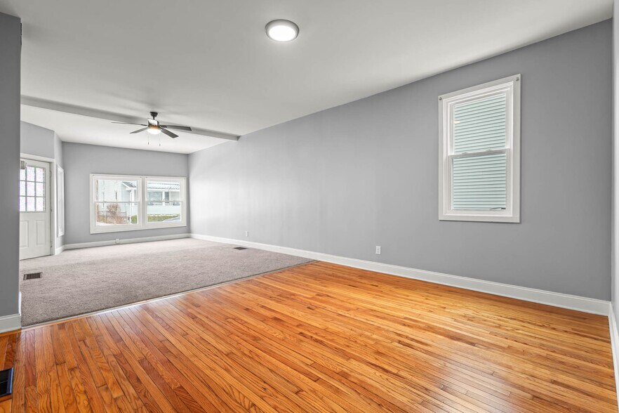 Building Photo - 208 S Swan St